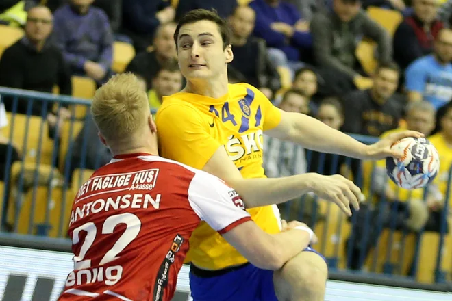 Edino zmago proti Aalborgu v dosedanjih štirih dvobojih so Celjani (na fotografiji Matic Grošelj) dosegli februarja 2018 (32:28). FOTO: Tomi Lombar