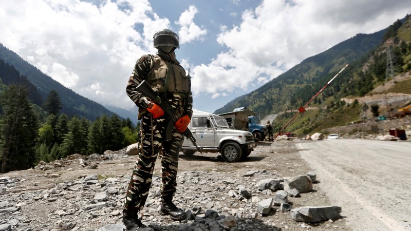 Fotografija: Junija je bilo v spopadih med kitajskimi in indijskimi vojaškimi enotami, stacioniranimi ob sporni meji v himalajskem območju Ladak, ubitih najmanj 20 indijskih vojakov. FOTO: Danish Ismail/Reuters