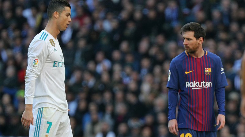 Fotografija: Cristiano Ronaldo (levo) in Lionel Messi se že od nekdaj ne gledata prav lepo. Foto Sergio Perez/Reuters