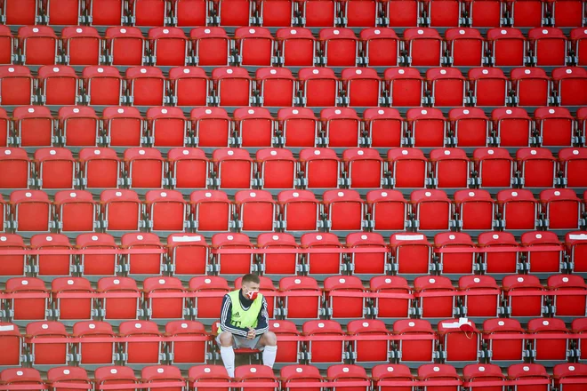 Navijači se bodo poskusno vrnili na nemške stadione. Po navodilih bodo morali nositi maske. FOTO: Hannibal Hanschke/Afp