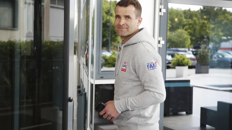 Fotografija: Andrej Hauptman v zadnjem tednu Toura spremlja Tadeja Pogačarja in Jana Polanca pri ekipi UAE, nato pa bo vodil slovensko reprezentanco na SP. FOTO: Leon Vidic/Delo