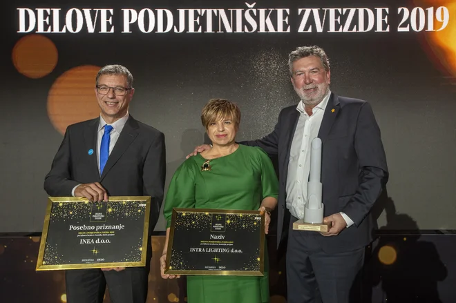 Peter Kosin, direktor podjetja Inea, ki je lani prejelo priznanje po izboru bralcev, ter Marjeta in Marino Furlan, ustanovitelja podjetja Intra lighting, ki je prejelo prestižni kipec Delova podjetniška zvezda 2019. FOTO: Voranc Vogel/Delo