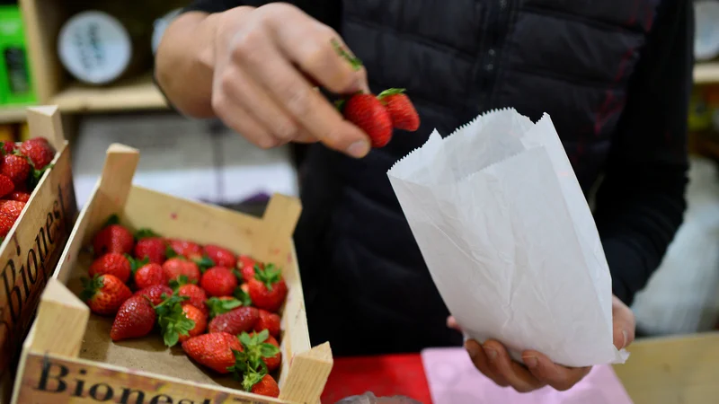 Fotografija: Iniciativa »Julij brez plastike« potrošnike nagovarja, naj se vsaj v tem mesecu poskušajo odpovedati vsaj eni plastični razvadi za enkratno uporabo. FOTO: Vincent West/Reuters