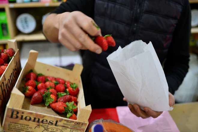 Iniciativa &raquo;Julij brez plastike&laquo; potrošnike nagovarja, naj se vsaj v tem mesecu poskušajo odpovedati vsaj eni plastični razvadi za enkratno uporabo. FOTO: Vincent West/Reuters