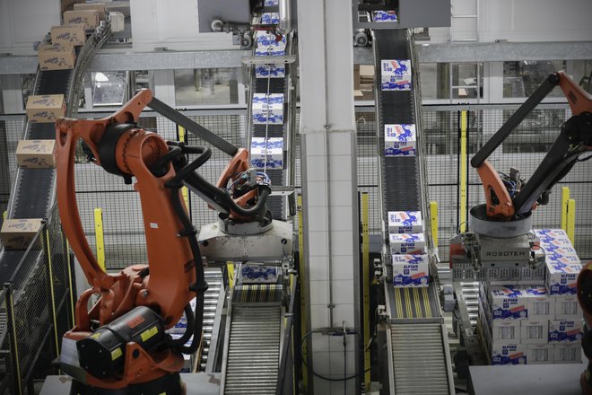 Delo v proizvodnji opravljajo roboti, zaposleni pa so v kontrolnih sobah, kjer prek informacijskega sistema vodijo in nadzirajo proces. FOTO: Uroš Hočevar