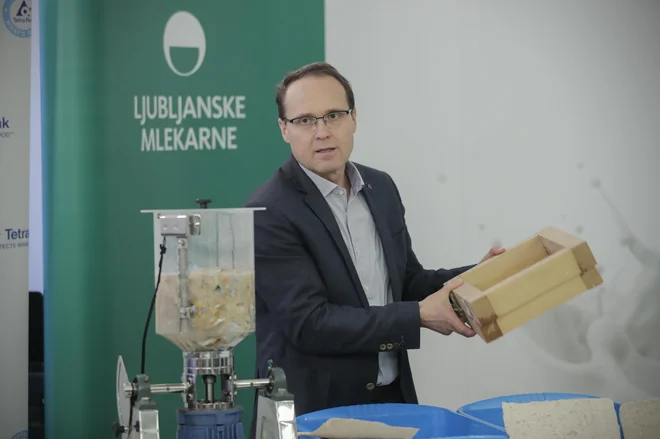 Predstavitev reciklaže embalaže Tetra pak v Ljubljanskih mlekarnah, kjer  vsako leto 160 ton ostankov embalaže Tetra Pak ugleda novo luč življenja kot reciklirana surovina za nove izdelke. FOTO: Uroš Hočevar/Delo