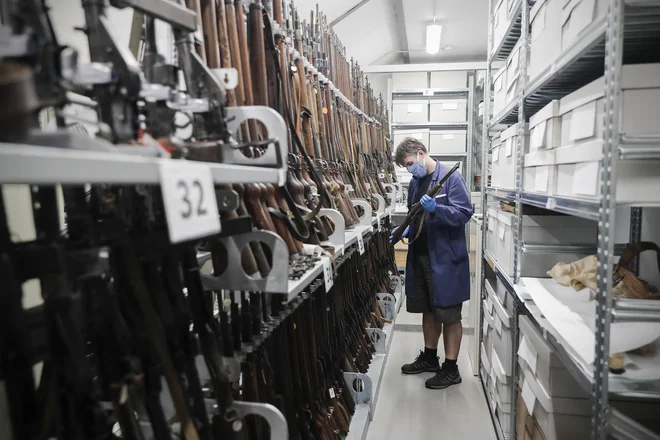 Depo, sestavljen večinoma iz predmetov, ki so ji prinesli ljudje sami, so pred časom preuredili, vendar delo nikoli ni končano. FOTO: Uroš Hočevar