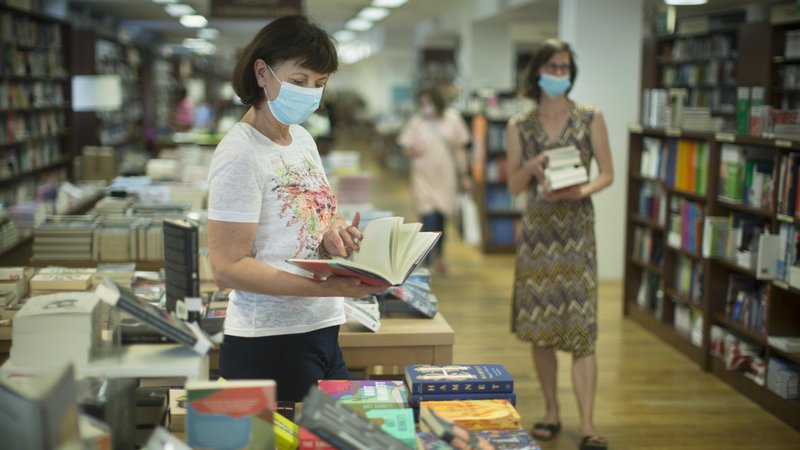 Fotografija: Kaj lahko včasih precej zaspane knjigarne še storijo, da bi privabile kupce? Zanimanje za knjige po pandemiji namreč narašča.
FOTO: Jure Eržen