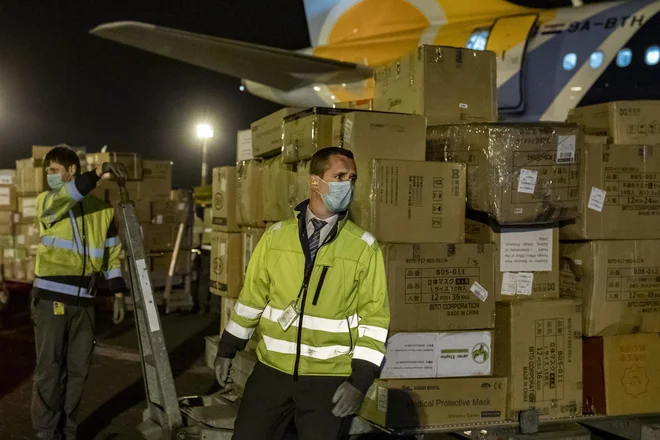 Ventilatorji bellavista 1000, za katere je država odštela 1,7 milijona evrov, so bili izdelani za kitajski trg in preprodani v Slovenijo. FOTO: Voranc Vogel/Delo