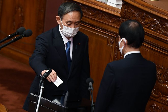 Po poročanju japonskih medijev naj bi Suga obdržal številne ministre iz Abejeve vlade. FOTO: Charly Triballeau/AFP