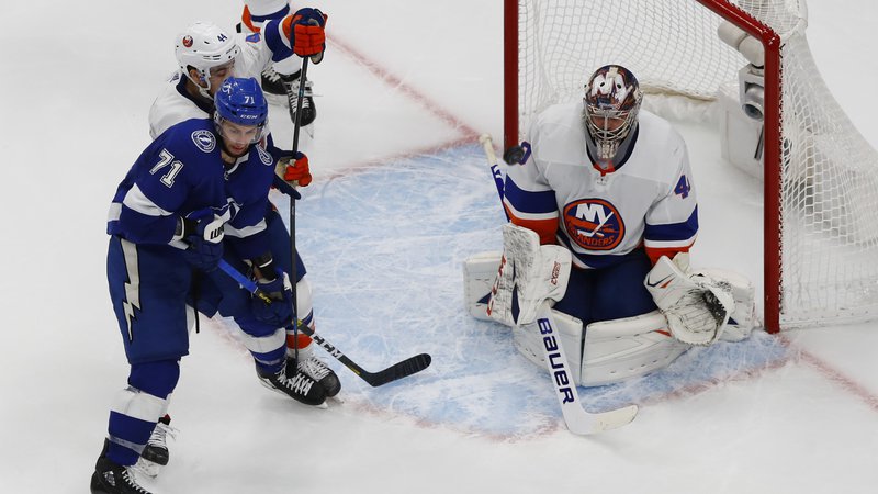 Fotografija: Rus v vratih moštva New York Islanders Semjon Varlamov je bil po treh uvodnih porazi proti Tampa Bay v naslednjih dveh tekmah prvi mož »otočanov«. FOTO: Perry Nelson/USA TODAY Sports