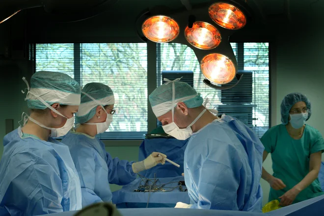 Na univerzitetnih klinikah se ob rednem kliničnem delu posvečajo tudi raziskovanju. FOTO: Jure Eržen