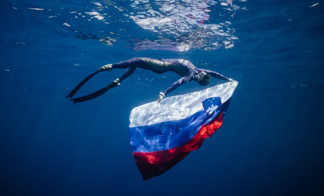 Ko se potapljaš v globino, ne moreš biti uspešen, če sta navzoča strah in kontrola, pravi Alenka Artnik. FOTO: Dasha Muzykantova