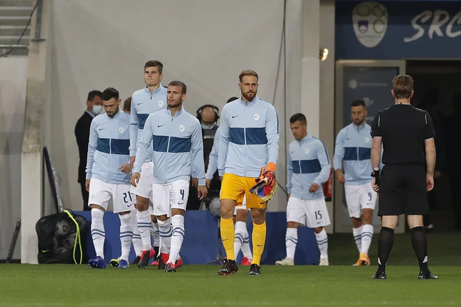 Miha Blažič (tretji z leve) je bil med vidnejšimi med septembrsko akcijo slovenske reprezentance v ligi narodov, drevi bo moral ustaviti Zagrebčane. FOTO: Leon Vidic