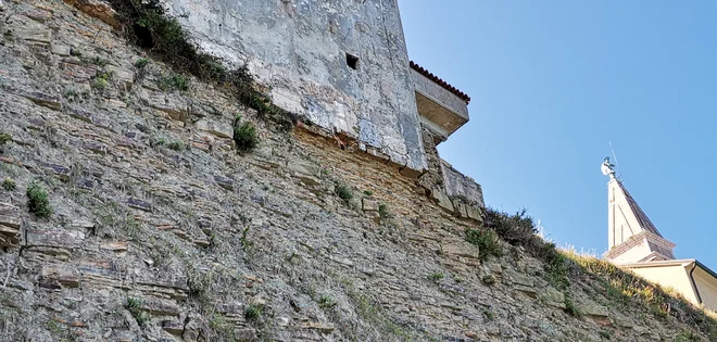 Župnišče visi najmanj pol metra v zraku in lahko vsak čas zdrsne v prepad. FOTO: Boris Šuligoj