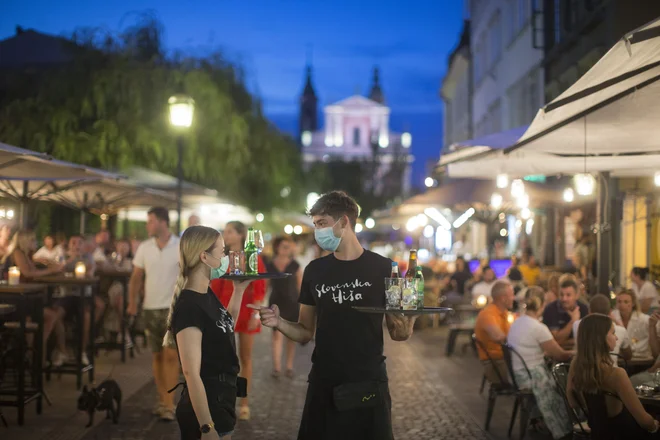 Opozarjajo, da bi z dodatnimi omejitvami delovnega časa še poslabšali že tako težek položaj v panogi. FOTO: Jure Eržen/Delo