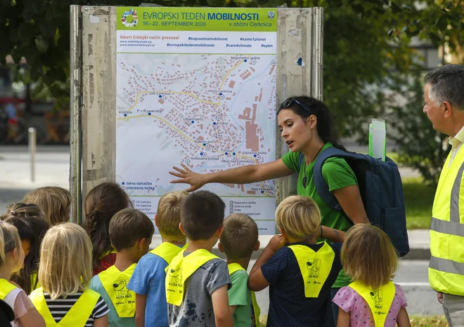 Parkirišča so zasedli otroci, table pa označujejo, kje so. FOTO: Matej Družnik/Delo