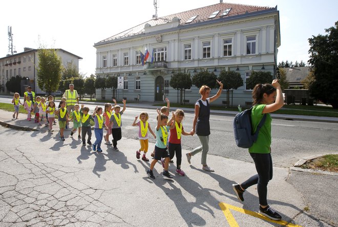 Nekoč je velika večina otrok prišla v šolo peš, zdaj se večinoma pripeljejo v avtu. FOTO: Matej Družnik/Delo