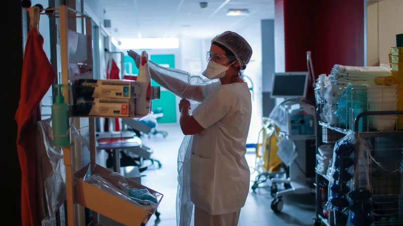 Fotografija: Medicinski tehniki so najbolj izpostavljeni okužbi. FOTO: Gonzalo Fuentes/Reuters