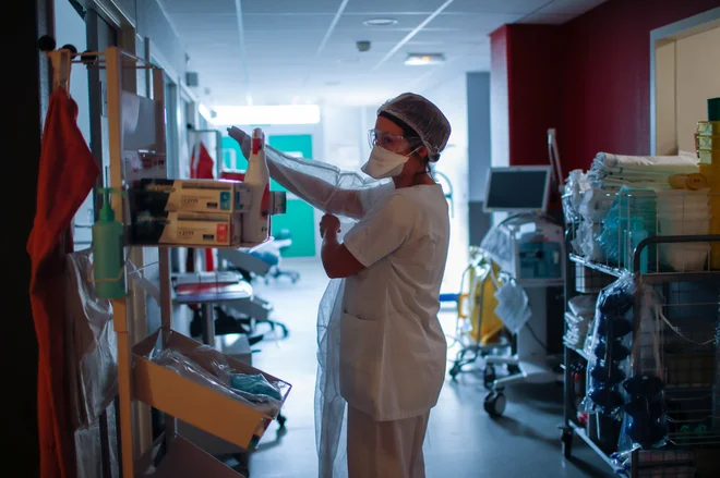 Medicinski tehniki so najbolj izpostavljeni okužbi. FOTO: Gonzalo Fuentes/Reuters