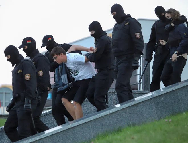 Na shodu proti policijskemu nasilju so policisti naislno pridržali več proetstnikov. FOTO: Striinger/Reuters