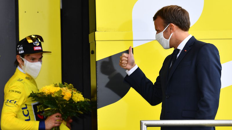 Fotografija: Francoski predsednik Emmanuel Macron je po koronsko čestital nosilcu rumene majice Primožu Rogliču. FOTO: Stuart Franklin/AFP