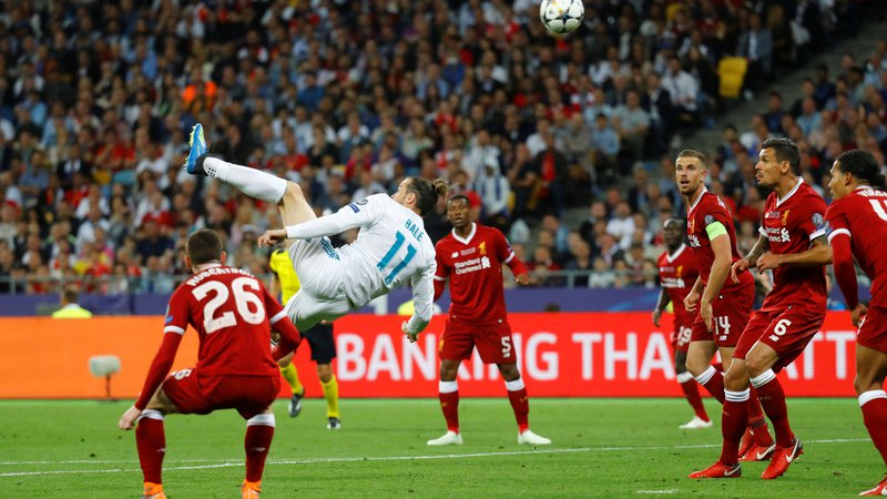 Fotografija: Gareth Bale je v finalu lige prvakov leta 2018 proti Liverpoolu zabil enega od najbolj atraktivnih golov v zgodovini. Kaže, da jih bo zdaj lahko angleškemu prvaku tudi v premierleague. FOTO: Kai Pfaffenbach/Reuters