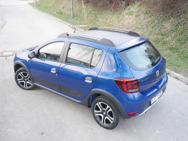 V opremi proud je kar nekaj šminke, kar sicer ni tisto, kar privablja kupce sandera. Stepway prinaša samo terensko aromo, a na slabših cestah se zelo dobro izkaže. FOTO: Boštjan Okorn