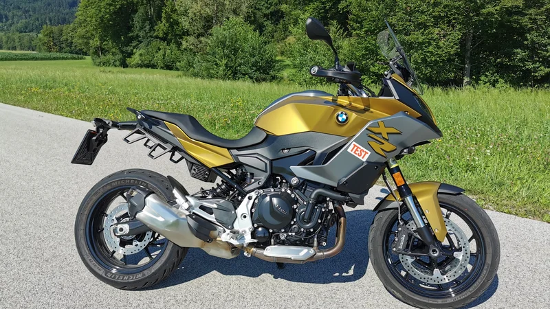 Fotografija: Oblika in osnovni elementi so seveda enaki ali se delijo z modelom 900 R, razlika je v prednjem žarometu in vetrni zaščiti, ki daje motociklu drug videz in namen. FOTO: Jan Jolič Lieven