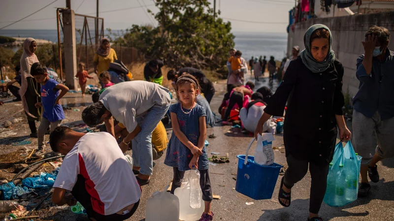 Fotografija: Nov solidarnostni mehanizem za upravljanje migracij naj bi bil prožen, odziven in prilagojen položaju. FOTO: Angelos Tzortzinis/AFP