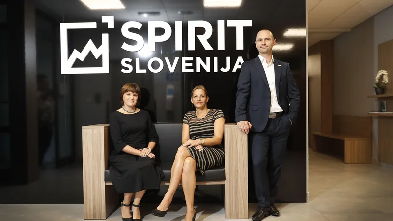 Fotografija: Spirit Slovenija izvaja veliko storitev na enem mestu za slovenske podjetnike in izvoznike, poudarjajo direktorica Ajda Cuderman (na sredini), Mateja Jarc, vodja sektorja za spodbujanje internacionalizacije, in Vid Habjan, vodja sektorja za spodbujanje tujih neposrednih investicij. FOTO: Leon Vidic/Delo