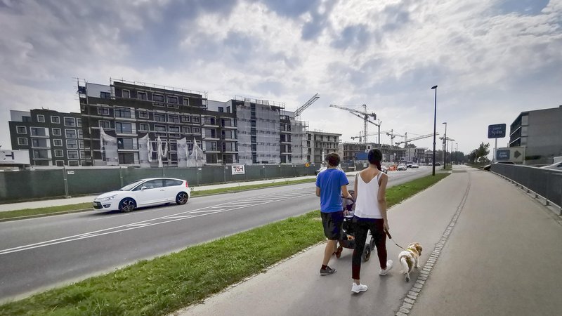 Fotografija: Največja stanovanjska soseska v prestolnici, ki jo pospešeno gradijo, je Novo Brdo, kjer bo 174 najemnih stanovanj ljubljanskega sklada in kar 498 republiškega. Foto: Jože Suhadolnik