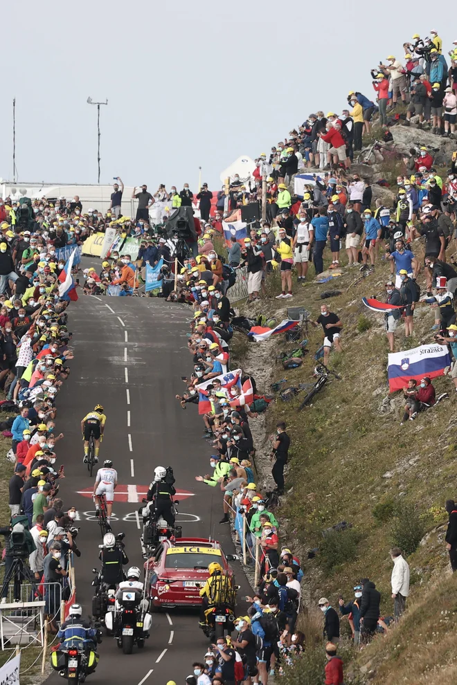 Takšna množica spremlja Tadeja Pogačarja in Primoža Rogliča na mestih, kjer je dovoljen dostop do proge. FOTO: Kenzo Tribouillard/AFP