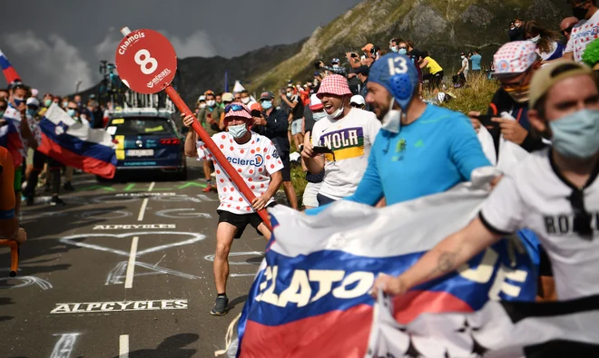 Bolj ko se bliža vrhunec dirke, večja sta navdušenje in želja biti v živo priča zgodovinskemu uspehu. FOTO: Anne-Christine Poujoulat /AFP