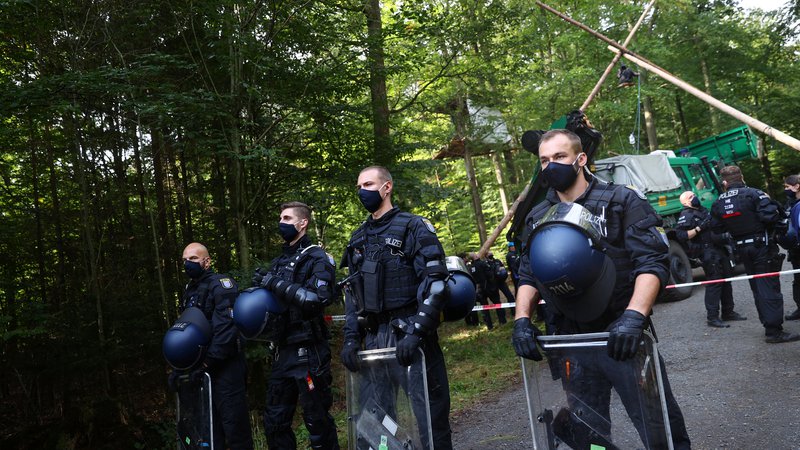 Fotografija: V Nemčiji je več policistov sodelovalo v spletnih klepetalnicah s skrajno desničarsko tematiko. FOTO: Kai Pfaffenbach/Reuters