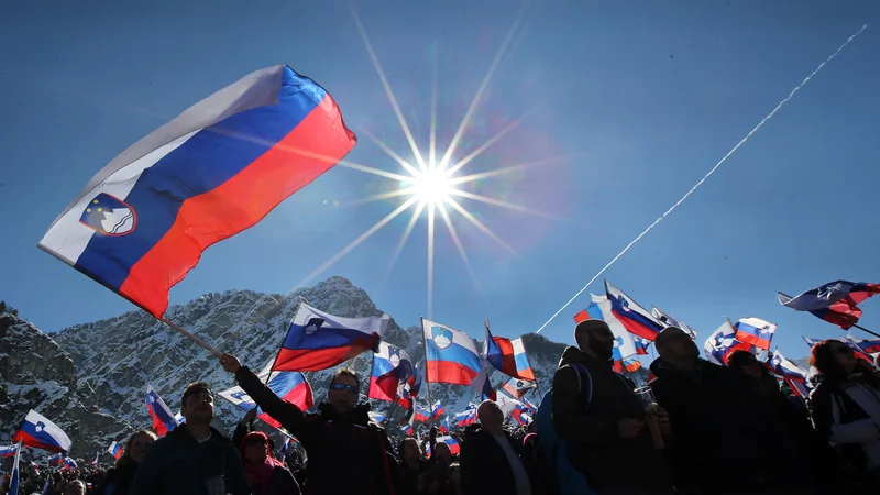 Fotografija: Veliko razlogov za ponos imamo Slovenci, naši športniki in Planica so med njimi, a ugled urejene družbe, katere člani resno jemljemo svoje obveznosti, je kapital, ki ga ne gre po nemarnem zapraviti. Foto Tomi Lombar/delo Lombar Tomi