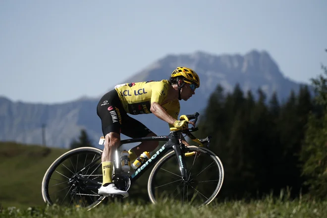 Primož Roglič je za seboj pustil Alpe, zmagoslavje v Parizu pa mora še potrditi v sobotni vožnji na kronometer. FOTO: Benoit Tessier/Reuters