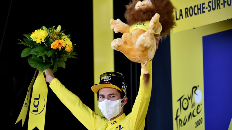 Fotografija: Primož Roglič je že v devetih etapah nosil rumeno majico, kot kaže, bo v njej prikolesaril tudi v Pariz. Foto Anne-Christine Poujoulat/AFP