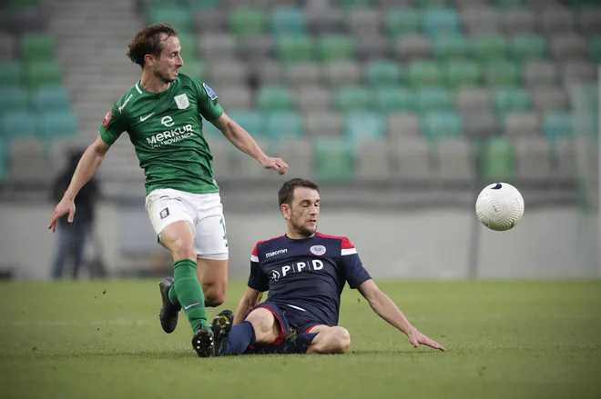 Mativ Fink (levo) je bil med najboljšimi pri zeleno-belih. FOTO: Uroš Hočevar/Delo