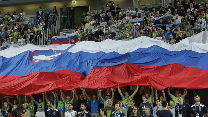 Fotografija: Šport je gospodarski multiplikator, ki za najširše množice tako navijačev kot športno aktivnih ljudi poleg navijaških emocij ob športnih dogodkih in športnikih pomeni tudi skrb za zdrav življenjski slog. FOTO: Mavric Pivk/Delo