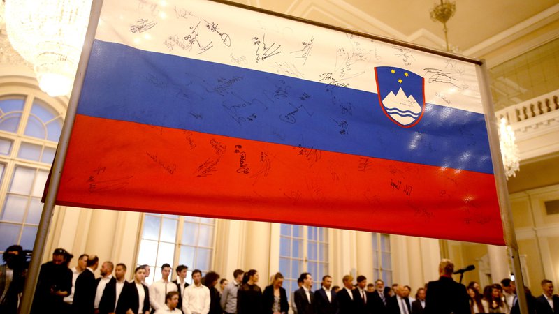 Fotografija: Slovenska zastava slavnih, na katero so se podpisali številni slovenski športniki. FOTO: Roman Šipić/Delo