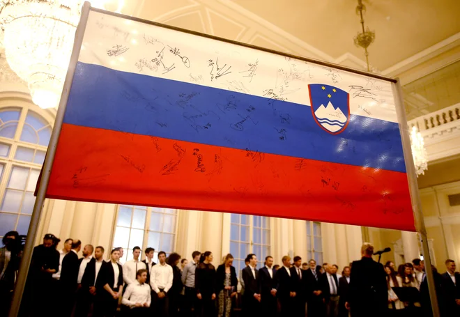 Slovenska zastava slavnih, na katero so se podpisali številni slovenski športniki. FOTO: Roman Šipić/Delo