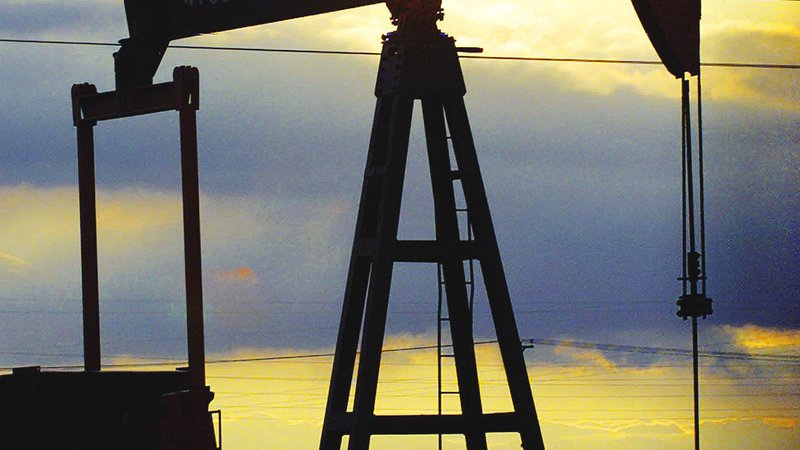 Fotografija: Šibko povpraševanje je zrušilo cene nafte in proizvajalce prisililo k omejitvam. FOTO: Reuters