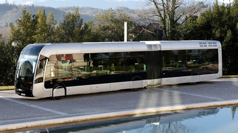 Fotografija: Od jeseni lani na demonstracijskih izletih vozi Febus, francoski projekt avtobusa na vodikove gorilne celice. FOTO: Reuters