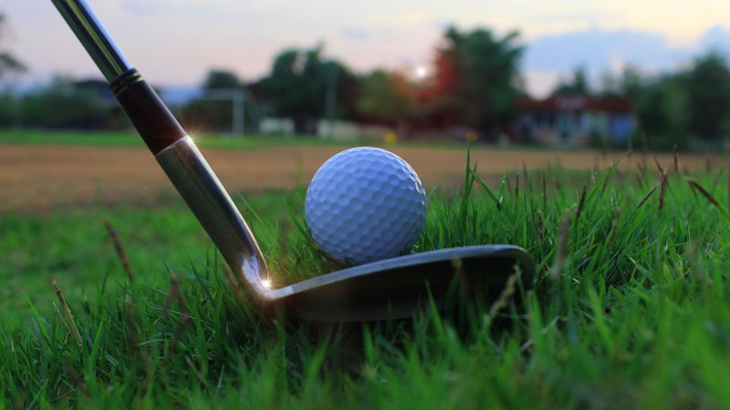 Fotografija: Ko je žogica pripravljena na strel, ko leti po zraku, imaš popoln nadzor in zaslugo za uspeh ali polom lahko pripišeš samo sebi – tako je v golfu, tenisu, na črti za proste mete in v poslu. FOTO: Shutterstock