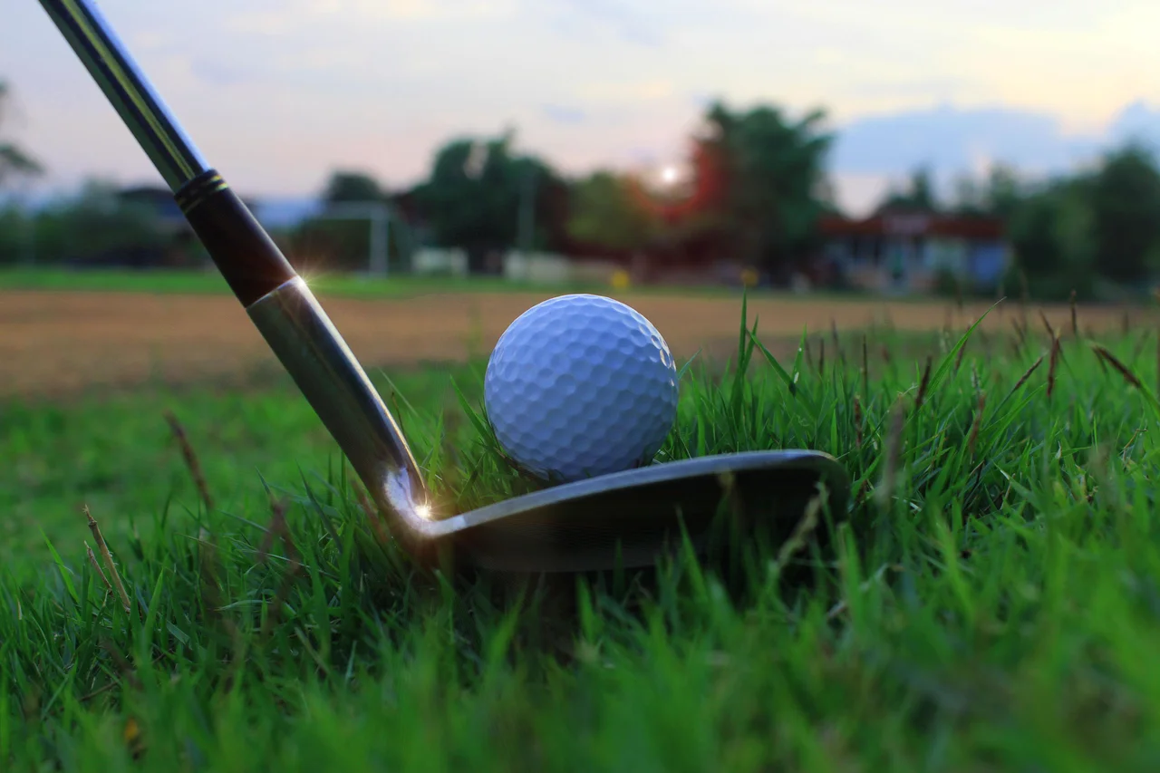 Fotografija: Ko je žogica pripravljena na strel, ko leti po zraku, imaš popoln nadzor in zaslugo za uspeh ali polom lahko pripišeš samo sebi – tako je v golfu, tenisu, na črti za proste mete in v poslu. FOTO: Shutterstock