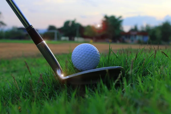 Ko je žogica pripravljena na strel, ko leti po zraku, imaš popoln nadzor in zaslugo za uspeh ali polom lahko pripišeš samo sebi &ndash; tako je v golfu, tenisu, na črti za proste mete in v poslu. FOTO: Shutterstock