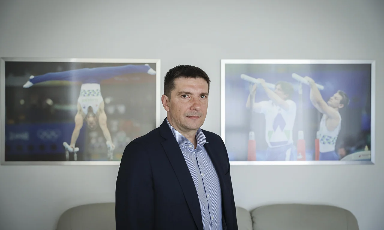 Fotografija: Marsikdo ne ve, da ima prav Športna loterija eno največjih računalniških omrežij v državi, zato je informacijska varnost ključen del poslovanja podjetja, pravi dr. Edvard Kolar, predsednik uprave Športne loterije. FOTO: Jože Suhadolnik/Delo