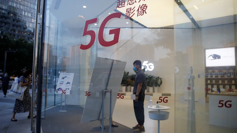 Fotografija: Tekma za obvladovanje tehnologije na področju 5G lahko prispeva k temu, da se bodo uveljavljene verige vrednosti pretrgale in preoblikovale.
FOTO: Carlos Garcia Rawlins/Reuters