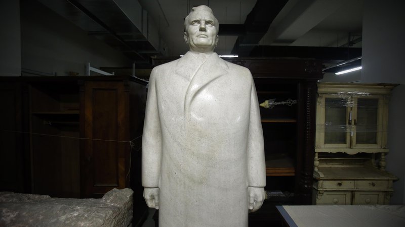 Fotografija: Kip Josipa Broza, varno shranjen v depoju ljubljanskega Mestnega muzeja Foto Uroš Hočevar